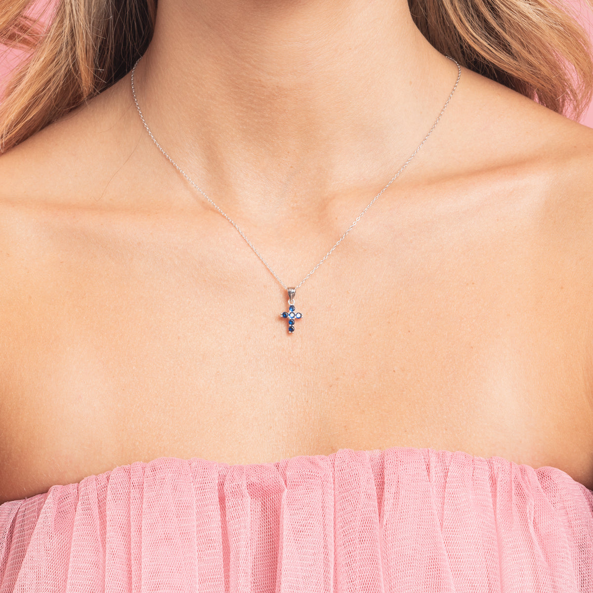 Collana con croce pendente e zircone